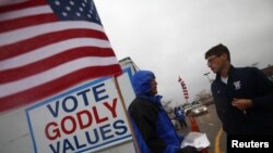 Ogayoning Kolumbus shahrida fuqarolar erta ovoz bermoqda, 30-oktabr, 2012-yil.