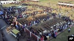 Warga bersiap untuk menguburkan jenazah para korban kebakaran pabrik garmen di Dhaka, Bangladesh (27/11). Pihak berwenang telah menangkap tiga orang terkait kebakaran ini.