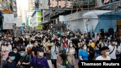 La gente se reúne durante una manifestación en contra de las elecciones aplazadas, en Hong Kong, el 5 de octubre de 2020.