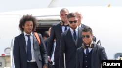Cristiano Ronaldo, Pepe, Sergio Ramos et Marcelo du Real Madrid arrivent à l'aéroport de Malpensa avant la finale de la coupe de champions de l'UEFA, à Milan, Italie – 27 mai 2016 