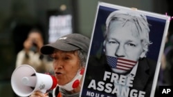 Para pendukung Julian Assange berdemo di luar pengadilan Old Bailey di London, 7 September 2020.