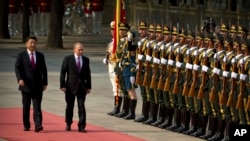 中国主席习近平和俄罗斯总统普京在北京人民大会堂检阅仪仗队（2016年6月25日）