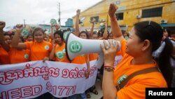 تیم ملی فوتبال ایران در هفتمین دیدار خود در دور دوم مسابقات انتخابی جام جهانی ۲۰۱۸ روسیه، مقابل هند به پیروزی رسید.<br />
ایران با برد مقابل قعرنشین گروه D صدرنشینی خود در این گروه را با ۱۷ امتیاز تثبیت کرد.<br />
در این دیدار که در ورزشگاه آزادی برگزار شد کمتر از ۲۵ هزار تماشاگر حضور داشتند و گل&zwnj;های ایران را احسان حاج صفی (۲ بار و هر دو از نقطه پنالتی)، سردار آزمون و علیرضا جهانبخش به ثمر رساندند.