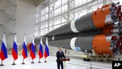 Rais Vladimir Putin akitoa hotuba yake katika kiwanda cha kuunganisha makombora ya roketi nje ya mji wa Tsiolkovsky, April 12, 2022. Picha ya AP.