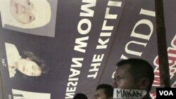 Tiga aktivis melakukan aksi mogok makan di depan kedutaan Arab Saudi sebagai protes atas penyiksaan terhadap TKI Indonesia (foto: dok).