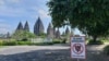 Tanda larangan berkerumun dipasang di gerbang masuk Candi Prambanan. (Foto: Dispar DIY)
