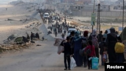 Palestinos desplazados por la ofensiva militar de Israel en el sur de Gaza intentan regresar a sus hogares en el norte de Gaza atravesando un punto de control israelí. Vista desde el centro de la Franja de Gaza el 15 de abril de 2024.