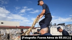 Preparan ayuda humanitaria para ser recogida en la Base Aérea Soto Cano, Honduras, el 18 de noviembre de 2024. [Fotografía: Fuerza Aérea de EE.UU.]