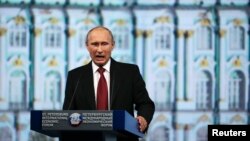 Tổng thống Nga Putin phát biểu trong một phiên họp tại Diễn đàn Kinh tế Quốc tế St. Petersburg 2014. 