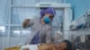 Seorang perawat merawat bayi di unit perawatan intensif neonatal rumah sakit bersalin Malalai di Kabul, Afghanistan, Kamis, 9 Desember 2021. (AP/ Petros Giannacouris)