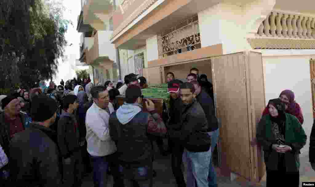 Men carry the coffin of Yassine al-Abidi, who gunned down 20 foreign tourists at Tunisia's Bardo Museum, in Tunis, March 22, 2015.