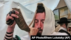 Cурмити у шофар, баранячий ріг, є частиною єврейських ритуалів біля могили рабина Нахмана, правнука засновника хасидизму, у місті Умань, за 200 кілометрів на південь від столиці України Києва,  17 вересня 2009 рік.