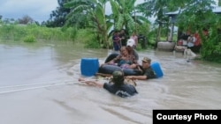 ទាហានជម្លៀសជនស៊ីវិលចេញពីតំបន់ជន់លិច នៅស្រុកភ្នំព្រឹក្ស ខេត្តបាត់ដំបង កាលពីថ្ងៃទី០៩ ខែតុលា ឆ្នាំ២០២០ កន្លងទៅ។ (រូបថតពីបញ្ជាការដ្ឋានយោធភូមិភាគទី៥) 