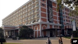 រូប​ឯកសារ៖ អ្នក​រត់​ម៉ូតូ​ឌុប​រង់ចាំ​ភ្ញៀវ​នៅ​ខាង​ក្រៅ​កាស៊ីណូ Genting Crown ក្នុង​ក្រុង​ប៉ោយប៉ែត ថ្ងៃទី៩ ខែធ្នូ ឆ្នាំ២០១២។ ការ​ភ្នាល់​បាល់​គឺ​ជាល្បែង​ស៊ីសង​ខុស​ច្បាប់​នៅ​កម្ពុជា ប៉ុន្តែ​ភ្ញៀវ​ដែល​មក​លេង​នៅ​កាស៊ីណូ​នេះ មិន​បាន​ដឹង​នោះ​ទេ។ (AP) 