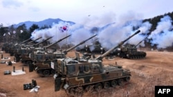 Ph&#225;o tự h&#224;nh K9 Thunder của qu&#226;n đội H&#224;n Quốc khai hỏa trong một cuộc tập trận bắn đạn thật ở Pocheon, H&#224;n Quốc, v&#224;o ng&#224;y 24 th&#225;ng 3 năm 2011.