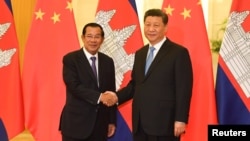 រូបឯកសារ៖ លោកនាយករដ្ឋមន្ត្រី ហ៊ុន សែន ចាប់ដៃ​ជាមួយ​លោក​ប្រធានាធិបតីចិន ស៊ី ជីនពីង មុន​កិច្ចប្រជុំនៅវិមានរដ្ឋាភិបាលចិនប្រចាំទីក្រុង​ប៉េកាំង ប្រទេស​ចិន ថ្ងៃទី២៩ ខែមេសា ឆ្នាំ២០១៩។ 