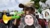Simpatizantes del Movimiento Semilla marchaban la noche de este jueves en Sumpango, en apoyo a la fórmula presidencial que encabeza Bernardo Arévalo que se coló por sorpresa al balotaje para este domingo. [Foto: AP]