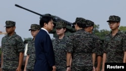 &#212;ng Lại Thanh Đức thăm một căn cứ qu&#226;n sự ở Đ&#224;o Vi&#234;n để phản ứng trước c&#225;c cuộc tập trận của Trung Quốc