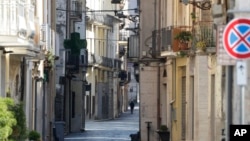 Une rue déserte suite à l'épidémie du coronavirus à Fondi près de Rome en Italie le 20 mars 2020.