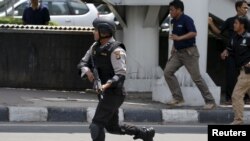 Un policier indonésien près du site d'une explosion à Djakarta, le 14 janvier 2016.