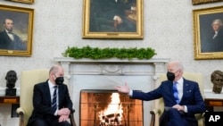 Presiden AS Joe Biden (kanan) bertemu dengan Kanselir Jerman Olaf Scholz di Gedung Putih, Washington, pada 7 Februari 2022. (Foto: AP/Alex Brandon)