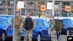 Beberapa tentara AS tampak di bandara Rzeszow-Jasionka Polandia tenggara hari Sabtu (5/2). 