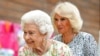 Ratu Elizabeth II dan Camilla, Duchess of Cornwall, saat hadir pada KTT G7 di Cornwall, Inggris 11 Juni 2021 (foto: dok). 