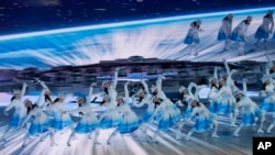 Des danseurs se produisent lors de la cérémonie d'ouverture des Jeux olympiques d'hiver de 2022, le 4 février 2022, à Pékin.