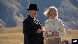 En esta imagen difundida por Netflix, Jesse Plemons, a la izquierda, y Kirsten Dunst en una escena de "El poder del perro". (Kirsty Griffin/Netflix vía AP)