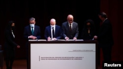 Firma de Memorándum de Entendimiento de Venezuela en el marco del proceso de negociación y diálogo, durante un reunión para buscar consensos sobre cómo superar la crisis económica y social que azota a Venezuela, en Ciudad de México, el 13 de agosto de 2021.