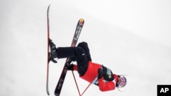 FILE- Eileen Gu, of China, makes a run in the slopestyle finals, Dec. 17, 2021, during the Dew Tour freestyle skiing event at Copper Mountain, Colo.