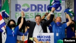 El candidato presidencial Rodrigo Chaves, del Partido del Progreso Socialdemócrata (PPSD), hace un gesto después de asegurar un lugar en la segunda vuelta, en San José, Costa Rica, el 6 de febrero de 2022. Fotografía tomada el 6 de febrero de 2022.