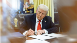 روی خط - ترامپ: دو راه برای برنامه اتمی جمهوری اسلامی وجود دارد؛ بمب یا یک تکه کاغذ امضا شده