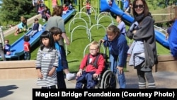 Майданчик «Чарівний міст» / Magical Bridge Playground у Пало-Альто, Каліфорнія