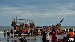 အင်ဒိုနီးရှားနိုင်ငံ၊ အားချေးကမ်းခြေကို လှေစီးပြီးရောက်လာကြတဲ့ ရိုဟင်ဂျာတွေကို ယာယီခိုလှုံခွင့်ရှိပြီး ကမ်းကပ်နေစဥ်။ (ဇန်နဝါရီလ ၂၉၊ ၂၀၂၅) 