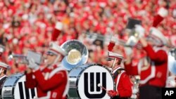 Marching band Universitas Wisconsin-Madison sebelum pertandingan sepak bola perguruan tinggi di Madison, 17 November 2012. (Foto: AP)