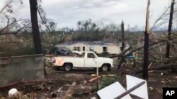 Foto menunjukkan puing-puing di Lee County, Alabama setelah apa yang tampaknya sebuah tornado melanda kawasan tersebut, Minggu, 3 Maret 2019 (foto: WKRG-TV via AP)
