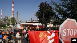 French Union workers block the entrance of the oil refinery of Grandpuits eastern of Paris, 13 Oct 2010
