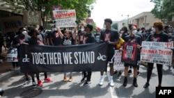 Para demonstran berpawai di Washington, DC, memperingati "Juneteenth", 19 Juni 2020.
