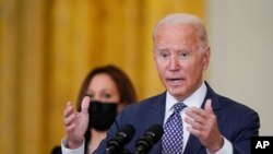 El presidente Joe Biden, en presencia de la vicepresidenta Kamala Harris, habla a la nación el viernes 20 de agosto de 2021 cuando el retiro de las tropas de EE. UU. desde Afganistán se ha visto complicado por la toma del poder por parte del Talibán.
