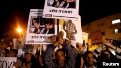 African migrants and Israeli activists demonstrate against the Israeli government's plan to deport African migrants, in Jerusalem, April 4, 2018.