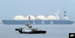 Kapal tanker LNG Al Hamra tiba di pelabuhan di Yokohama, barat daya Tokyo. (Foto: AP)
