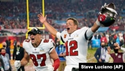 ร็อบ กร็อนคาวสกี และทอม เบรดี้ จับมือพาทีมแทมป้า เบย์ บัคคาเนียร์ส คว้าแชมป์ซูเปอร์โบวล์ครั้งที่ 55 หลังเอาชนะแชมป์เก่าแคนซัส ซิตี้ ชีฟส์ได้สำเร็จ