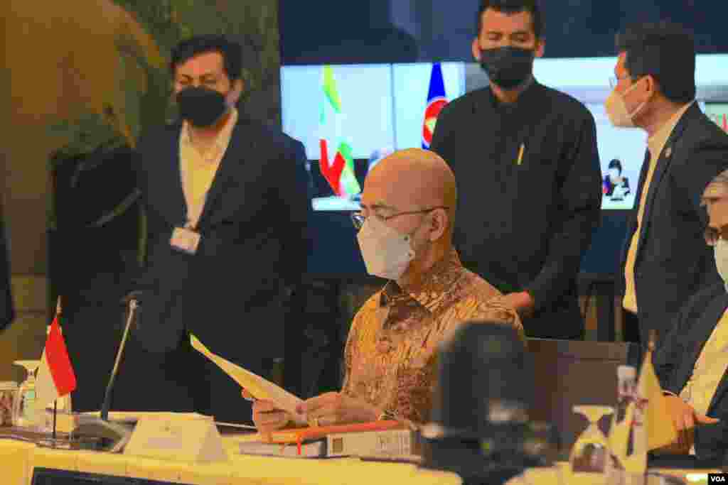 តំណាង​ប្រមុខ​ការ​ទូត​អាស៊ាន​ ចូលរួម​កិច្ច​ប្រជុំចង្អៀត​រដ្ឋមន្ត្រី​ការ​បរទេស​អាស៊ាន​ ឬASEAN Foreign Ministers&rsquo; Retreat​ រាជធានី​ភ្នំពេញ​ ថ្ងៃ​ទី​១៦​ ខែកុម្ភៈ ឆ្នាំ​២០២២។​ (ហ៊ាន សុជាតា/វីអូអេ)