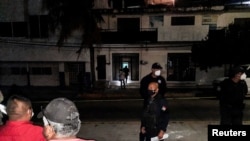 Oficiales de policía vigilan el perímetro de una escena donde Heber López, un periodista independiente que dirigía NoticiasWeb, fue asesinado a tiros en su estudio de grabación, en Salina Cruz, en el estado de Oaxaca, México, 10 de febrero de 2022.