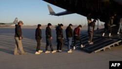 Оваа слика објавена од Одделот за одбрана покажува како американски гранични агенти депортираат мигранти без документи во Тексас