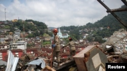 La gente trabaja en un sitio de un deslizamiento de lodo en Morro da Oficina después de las lluvias torrenciales en Petrópolis, Brasil, 16 de febrero de 2022.
