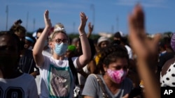 Manifestantes antigubernamentales protestan contra la escasez y los altos precios de los alimentos en el monumento a Máximo Gómez en La Habana, Cuba, el 11 de julio de 2021. 