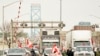 Pendukung Konvoi Pengemudi Truk menentang mandat vaksin COVID-19, memblokir lalu lintas di jalur lintas perbatasan Jembatan Duta Besar Kanada, di Windsor, Ontario, 8 Februari 2022. (Geoff Robins / AFP)