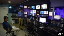 سازمان گزارشگران بدون مرز ضمن محکومیت توقف فعالیت شماری از رسانه‌ها توسط طالبان، از حکومت این گروه خواسته است که تا هرچه زودتر تمامی خبرنگاران و کارمندان رسانه‌ای را از بند رها کند.(عکس ارشیف).